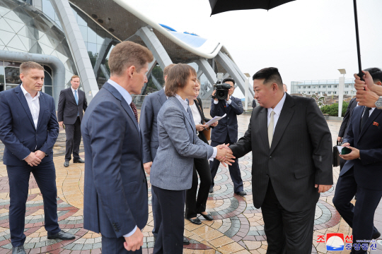 김정은 국무위원장이 17일 ‘원동련방종합대학,연해변강수족관,아르니까생물사료합성공장을 참관’ 했다고 조선중앙통신이 18일 보도했다.  조선중앙통신 연합뉴스