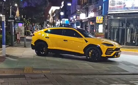 압구정로데오거리에 세워진 람보르기니 차량. 유튜브 채널 ‘카라큘라 탐정사무소’ 캡처