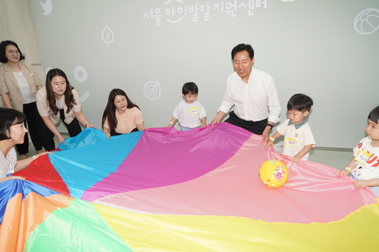 오세훈(오른쪽 세번째) 서울시장이 서울아이발달지원센터를 방문해 아이들과 놀이활동을 하고 있다.서울시청 제공