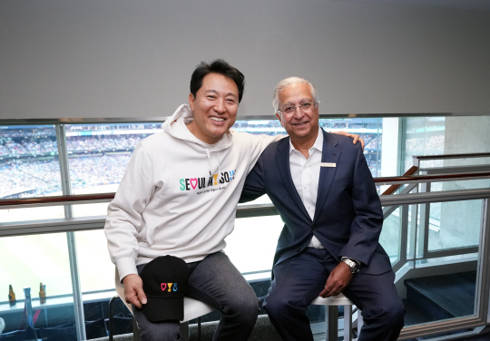 오세훈(왼쪽) 서울시장이 16일(현지시간) 캐나다 토론토 메리어트시티센터호텔을 방문해 아눕 이스라니 호텔 총책임자와 기념촬영을 하고 있다. 서울시청 제공