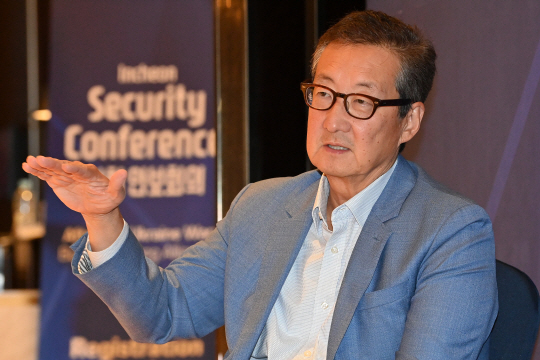 빅터 차 미국 전략국제문제연구소(CSIS) 한국석좌가 18일 인천 송도 오크우드 프리미어 인천 호텔에서 문화일보와 인터뷰하고 있다. 송도=백동현 기자