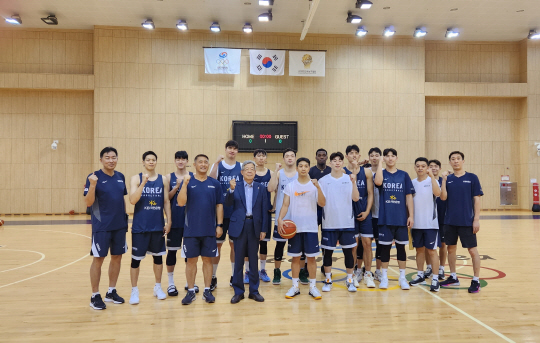 김희옥 KBL 총재(왼쪽에서 6번째)가 18일 충북 진천선수촌을 방문해 선수들을 격려한 뒤 기념 촬영을 하고 있다. KBL 제공