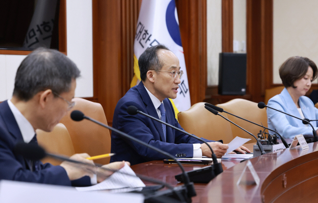 추경호(가운데) 부총리 겸 기획재정부 장관이 18일 정부서울청사에서 주재한 비상경제장관회의 겸 수출투자대책회의에서 모두발언을 하고 있다. 연합뉴스