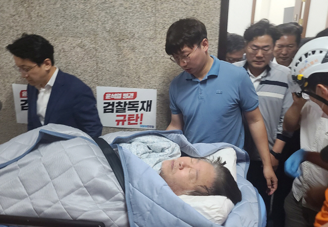 백현동 비리와 대북송금 불법 대납 의혹에 휩싸여 검찰의 사전구속영장이 청구된 이재명 더불어민주당 대표가 단식 19일째를 맞은 18일 오전 건강 악화로 들것에 실려 국회에서 병원으로 이송되고 있다. 연합뉴스