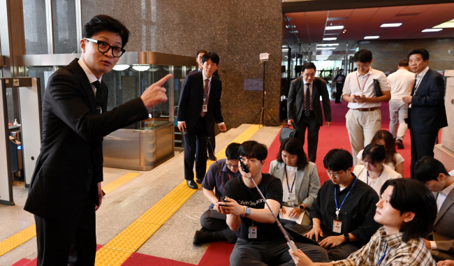 한동훈 법무부 장관이 18일 오전 국회에서 본회의 참석을 위해 입장하던 중 이재명 더불어민주당 대표의 병원 이송과 구속영장 청구에 대한 입장을 묻는 취재진의 질문에 대해 “수사받던 피의자가 단식해 자해한다고 해서 사법시스템이 정지되는 선례가 만들어지면 안 된다”고 발언하고 있다. 곽성호 기자