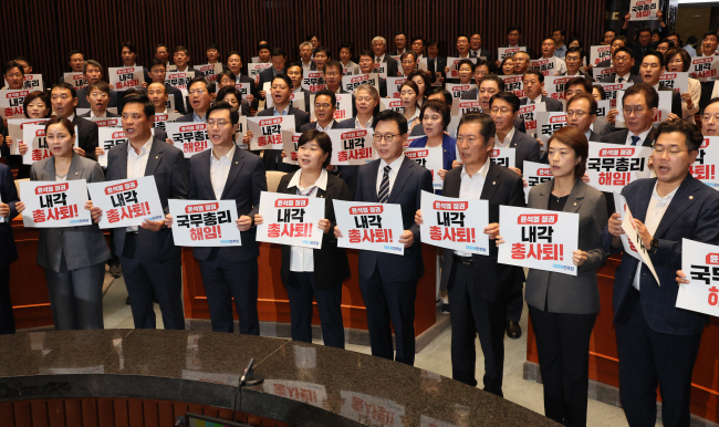 18일 서울 오전 국회에서 열린 더불어민주당 의원총회에 참석한 박광온(오른쪽 네번째) 원내대표와 의원들이 이재명 대표에 대한 검찰의 사전구속영장 청구에 항의해 한덕수 국무총리 해임과 내각 총사퇴를 촉구하는 피케팅을 하고 있다. 연합뉴스