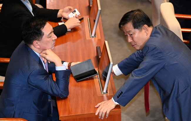 18일 오전 국회 본회의에 참석한 김기현(왼쪽) 국민의힘 대표가 이철규 사무총장과 이야기를 나누고 있다.   곽성호 기자