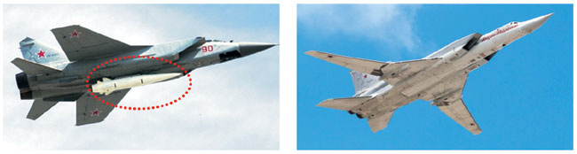 러시아 미그-31 전투기에 장착된 극초음속 공대지 미사일 ‘킨잘’(왼쪽 사진 붉은색 원 안)과 나토(북대서양조약기구)명 ‘백파이어(맞불)’인 초음속 전략폭격기 Tu-22M(오른쪽 사진)의 모습. AP 연합뉴스