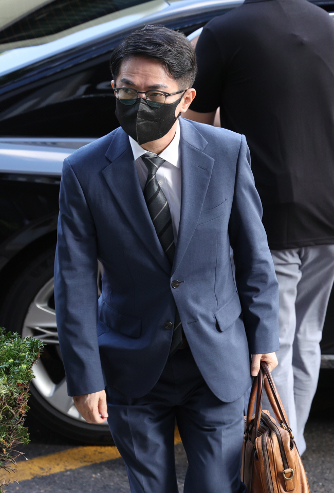 오는 19일 국회 인사청문회를 앞두고 있는 이균용 대법원장 후보자가 18일 서울 서초구 인사청문회 준비 사무실에 들어서고 있다. 연합뉴스