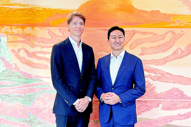 정기선(오른쪽) HD현대 사장이 지난 13일(현지시간) 덴마크 코펜하겐에 위치한 머스크 본사에서 로버트 머스크 우글라 머스크 의장과 기념촬영을 하고 있다.  HD현대 제공