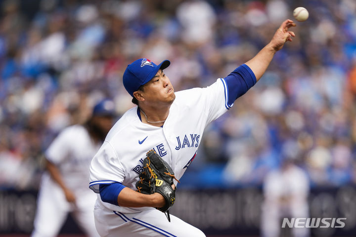 [토론토=AP/뉴시스] 류현진(토론토 블루제이스)은 18일(한국시간) 캐나다 온타리오주 토론토의 로저스센터에서 열린 ‘2023 메이저리그(MLB)’ 보스턴 레드삭스와의 홈경기에 선발등판, 4⅔이닝 6피안타 2볼넷 2탈삼진 무실점을 기록했다.