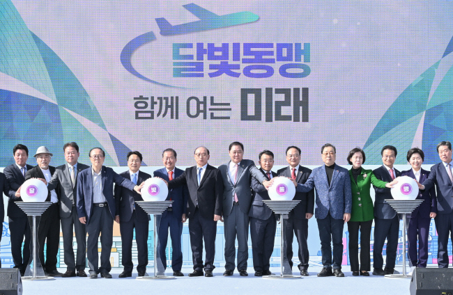 지난 4월 17일 광주대구고속도로 지리산휴게소에서 홍준표(왼쪽 여섯번 째) 대구시장과 강기정(〃다섯번 째) 광주시장을 비롯한 두 지역 인사들이 ‘대구·광주 공항특별법 동시 통과 기념행사 및 달빛고속철도 예비타당성 조사 면제 특별법 제정’ 공동 추진 협약식을 한 뒤 퍼포먼스를 하고 있다. 대구시청 제공