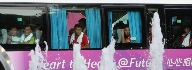 제19회 항저우아시안게임에 출전하는 북한 남자축구대표팀이 버스에 탑승한 채 18일 중국 저장성 진화시의 선수단 숙소에 도착하고 있다.  연합뉴스