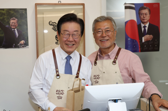 문재인 전 대통령과 이재명 더불어민주당 대표가 지난 5월 10일 경남 양산시 하북면 평산책방에서 기념사진을 찍고 있다. 뉴시스