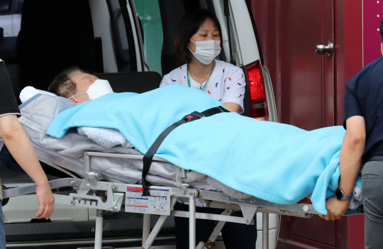 이재명 대표가 18일 서울 중랑구 녹색병원으로 이송되고 있다. 뉴시스