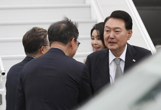 유엔총회 참석차 미국을 방문한 윤석열 대통령과 부인 김건희 여사가 18일(현지시간) 뉴욕 JFK 국제공항에 도착해 환영 인사들과 악수하고 있다. 뉴시스