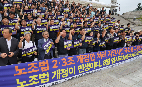 한국노총과 민주노총이 지난달 22일 국회에서 ‘노란봉투법’(노조법 2·3조 개정안) 8월 임시국회 처리 촉구 기자회견을 하고 있다. 연합뉴스