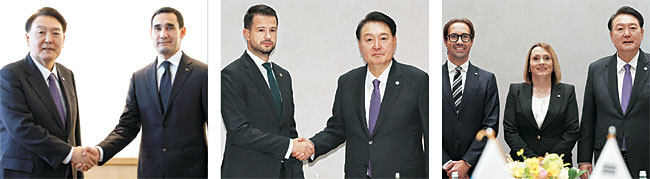 유엔총회 참석차 미국 뉴욕을 방문 중인 윤석열 대통령이 2030 부산세계박람회(엑스포) 유치를 위해 18일(현지시간)에만 7시간 동안 9개국 정상과 단독 정상회담을 가졌다. 윗줄 왼쪽 사진부터 메테 프레데릭센 덴마크 총리와 한·덴마크 정상회담, 페트르 파벨 체코 대통령과 한·체코 정상회담, 라닐 위크레마싱헤 스리랑카 대통령과 한·스리랑카 정상회담, 아랫줄 왼쪽부터 세르다르 베르디무하메도프 투르크메니스탄 대통령과 한·투르크메니스탄 정상회담, 야코브 밀라토비치 몬테네그로 대통령과 한·몬테네그로 정상회담을 앞두고 손을 잡고 기념촬영을 하고 있다. 마지막 사진은 수교 후 최초로 정상회담을 가진 한·산마리노 정상회담에서 알렉산드로 스카라노(왼쪽)·아델레 톤니니(가운데) 집정관과 기념촬영을 하는 모습.   연합뉴스