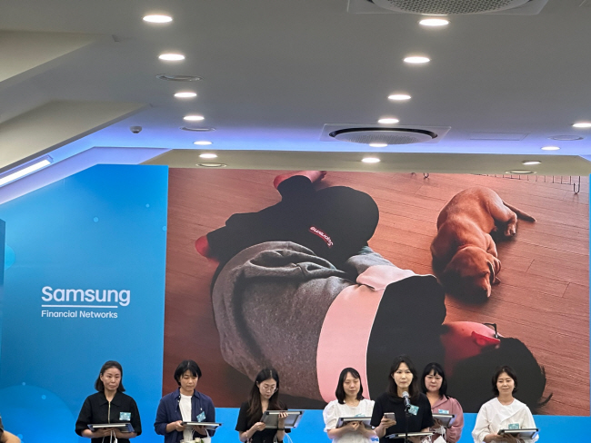 19일 경기 용인 삼성화재 안내견학교에서 열린 설립 30주년 기념식에서 퍼피워커들이 안내견과 쌓은 다양한 추억을 이야기하고 있다.