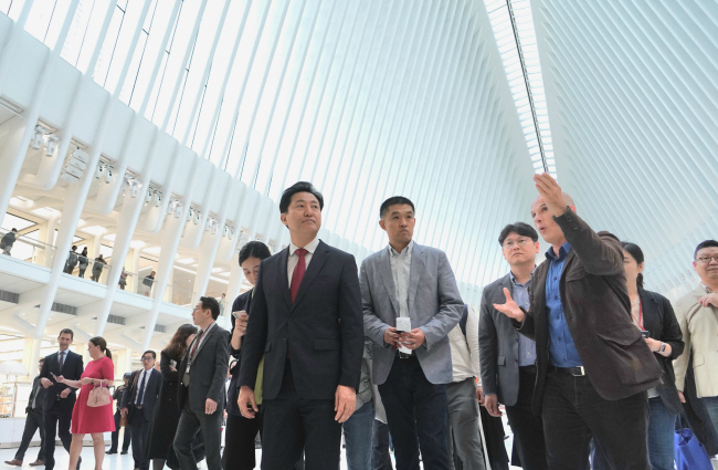 오세훈(왼쪽) 서울시장이 세계무역센터 단지 지하에서 관계자에게 시설 관련 설명을 듣고 있다.  서울시청 제공