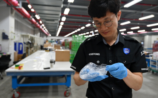 13일 인천 중구 인천공항세관 특송물류센터에서 조주성 특송화물 정보분석 팀장이 중국에서 들어온 물품에서 발견된 마약 의심 물질을 살펴보고 있다. 백동현 기자