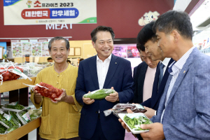 조소행(왼쪽 두 번째) 농협 상호금융대표가 20일 충남 홍동농협 로컬푸드 매장에서 친환경 저탄소 인증 농산물을 둘러보고 있다. 농협중앙회 제공