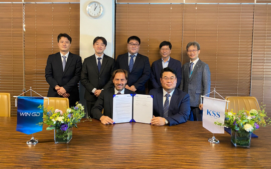 KSS해운은 지난 18일 스위스 선박 엔진 개발 업체인 WinGD와 암모니아 DF 추진선박 개발 업무협약을 맺었다고 밝혔다. KSS해운 제공