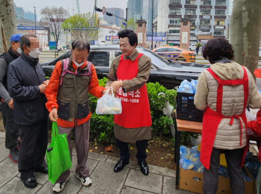 허경영 국가혁명당 명예총재가 지난 4월 6일 서울 종로구 탑골공원에서 노인들에게 무료급식 봉사를 하고 있다. 문화일보 자료 사진