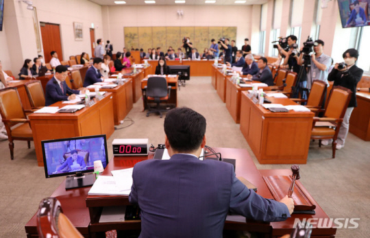 홍익표 문화체육관광위원회 위원장이 1일 오후 서울 여의도 국회에서 열린 문화체육관광위원회 전체회의에서 의사봉을 두드리고 있다. 뉴시스