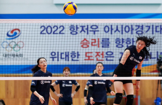 여자배구 대표팀의 강소휘가 지난달 17일 충북 진천의 진천국가대표선수촌 배구장에서 훈련을 하고 있다. 뉴시스