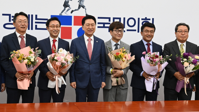 20일 오전 국회에서 열린 국민의힘 외부영입인사 입당환영식에서 김기현 대표와 신규 당원이 기념사진을 찍고 있다. 왼쪽부터 김현준 전 한국토지주택공사 사장, 박영춘 전 SK수펙스추구협의회 부사장, 김 대표, 개그맨 유튜버 김영민 씨, 고기철 전 제주경찰청장, 조광한 전 남양주시장. 곽성호기자