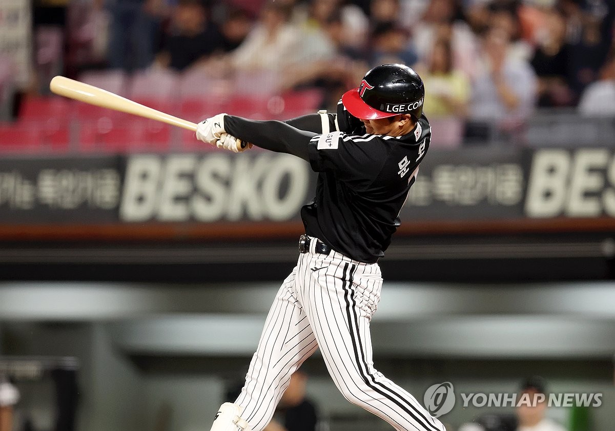 (광주=연합뉴스) 19일 광주기아챔피언스필드에서 열린 프로야구 LG 트윈스와 KIA 타이거즈의 경기. LG 문보경이 4회초 2사 1, 3루에서 3점 홈런을 때리고 있다. 2023.9.19