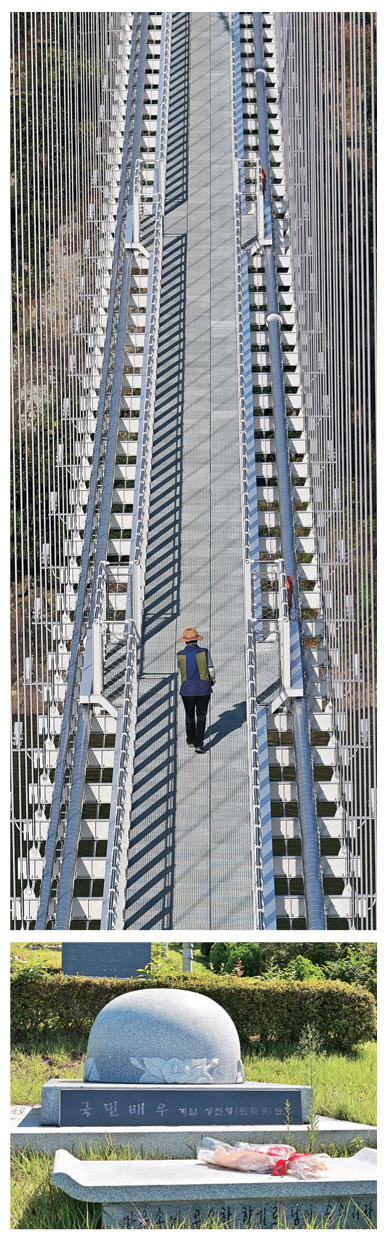 위 사진은 외앗날로 건너가는 옥정호 출렁다리. 지난해 이맘때 놓은 다리다. 아래는 서른일곱의 이른 나이에 세상을 뜬 배우 장진영의 묘. 기일인 지난 1일 즈음에 누군가 놓고 간 듯한 꽃다발이 제단 위에 놓여 있었다.