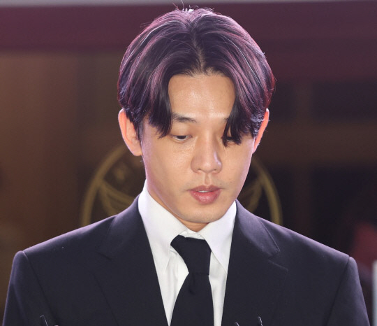 마약 투약 혐의를 받고 있는 배우 유아인 씨가 지난 5월 구속영장이 기각된 뒤 서울 마포경찰서를 나서며 취재진 질문을 받고 있다. 연합뉴스