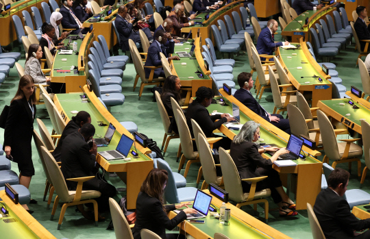 각국 대표단이 20일(현지시간) 뉴욕 유엔본부에서 열린 제78차 유엔총회에서 윤석열 대통령의 기조연설을 경청하고 있다. 연합뉴스