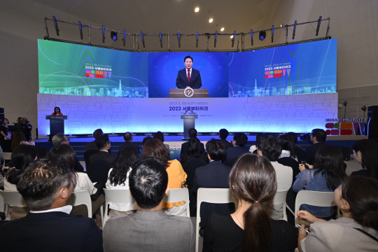 오세훈 서울시장이 2023 서울뷰티위크 개막식에서 영상으로 환영사를 하고 있다. 서울시청 제공