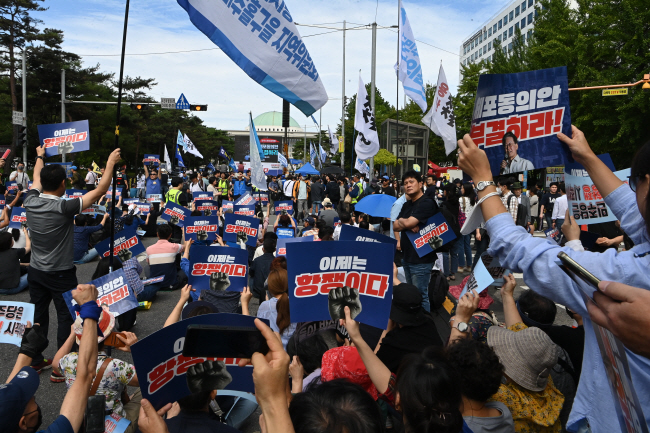 이재명 더불어민주당 대표 지지자들이 이 대표에 대한 체포동의안 표결을 앞둔 21일 오전 국회 정문 앞에서 ‘체포영장 부결하라’ 등 구호가 적힌 피켓 등을 들고 시위를 하고 있다.   김동훈 기자