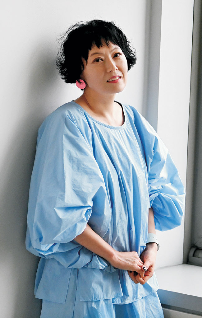 ‘난다’ 대표이자 ‘문학동네 시인선’ 기획위원인 김민정 시인은 시인선 기획 당시를 “예쁘게 만들고 싶어 디자인에 미쳐있던 시기”라고 말했다. 별다른 이미지 없이 색과 타이포그래피만으로 구성된 ‘문학동네 시인선’ 표지는 “색종이냐”는 놀림을 받기도 했지만 특유의 감각으로 독자들에게 큰 사랑을 받고 있다.   문호남 기자
