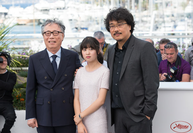 고 변희봉 배우는 2017년 5월 당시 75세 나이에 영화 ‘옥자’로 제70회 칸 국제영화제 레드카펫을 밟았다. 왼쪽부터 변 배우, 안서현 배우, 봉준호 감독.  신화통신 뉴시스