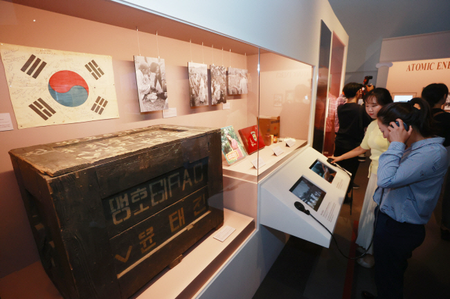 22일 서울 종로구 대한민국역사박물관에서 열린 한·미동맹 70주년 기념 특별전 ‘동행’에서 관람객들이 전시를 살펴보고 있다. 연합뉴스