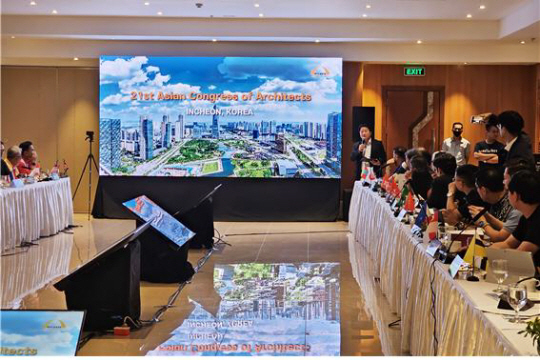 대한건축사협회 관계자들이 ‘2025년 제21차 아시아건축사대회(The 21st Asian Congress of Architects)’ 유치를 위한 프리젠테이션을 하고 있다. 대한건축사협회 제공