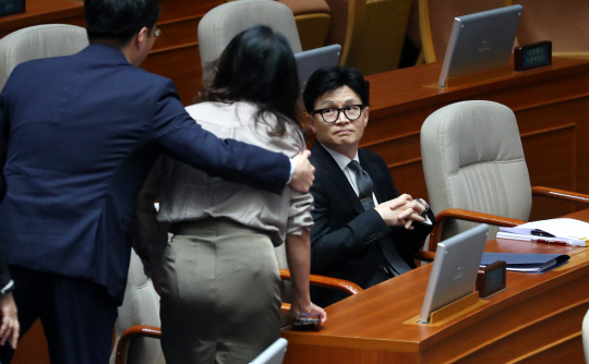 한동훈(오른쪽) 법무부 장관이 21일 본회의에서 이재명 더불어민주당 대표 체포동의안에 대한 이유설명을 한 후 이재정 (가운데) 민주당 의원에게 항의를 받고 있다. 2023.09.21. scchoo@newsis.com