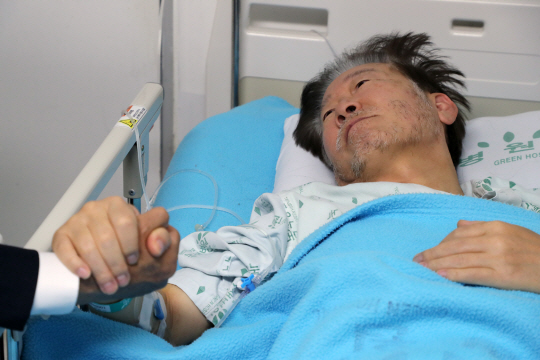 이재명 더불어민주당 대표가 21일 서울 중랑구 녹색병원에서 박광온 원내대표와 대화하고 있다. 국회사진기자단
