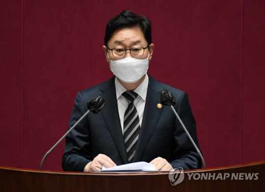 박범계 법무부 장관이 2021년 4월 21일 서울 여의도 국회에서 열린 본회의에서 무소속 이상직 국회의원의 체포동의안 요청 이유에 대해 설명하고 있다. 연합뉴스