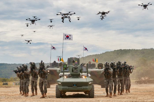 육군 아미타이거 부대 장병들이 계룡대 비상활주로 인근에서 유·무인 복합전투체계를 시연하고 있다. 국방일보 제공