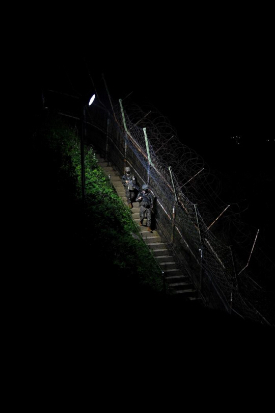 육군22보병사단 GOP(일반전초) 경계 장병들이 남방한계선을 따라 걸으며 야간 철책 점검을 하고 있다. 국방일보 제공