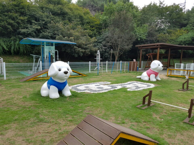 경부고속도로 죽암휴게소(서울 방향)에 강아지 조형물이 설치된 반려견 놀이터가 조성돼 있다.  한국도로공사 제공