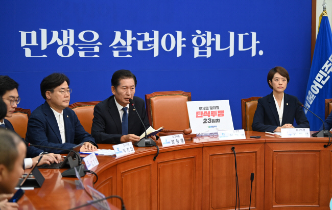 박광온 원내대표 등 원내지도부가 이재명 대표의 체포동의안 가결에 대한 책임을 지고 사퇴한 가운데 정청래(오른쪽 두 번째) 더불어민주당 최고위원이 22일 오전 국회에서 열린 최고위원회의에 참석해 발언하고 있다. 오른쪽부터 고민정 최고위원, 정 최고위원, 박찬대·장경태 최고위원. 박윤슬 기자