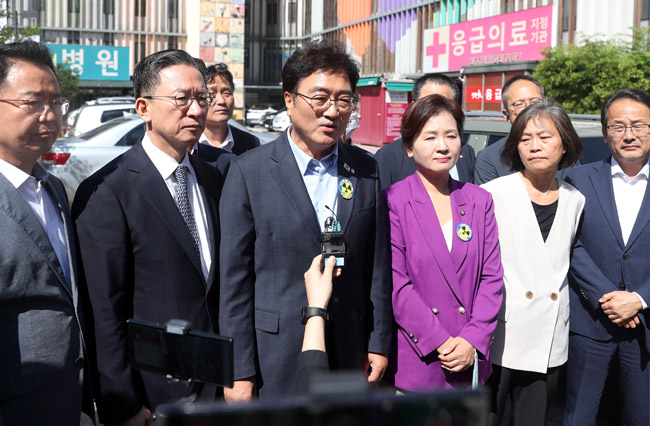 우원식 의원을 비롯한 더불어민주당 의원들이 22일 오전 서울 중랑구 녹색병원에서 입원한 이재명 더불어민주당 대표를 찾은 후 취재진의 질문에 답변하고 있다. 뉴시스