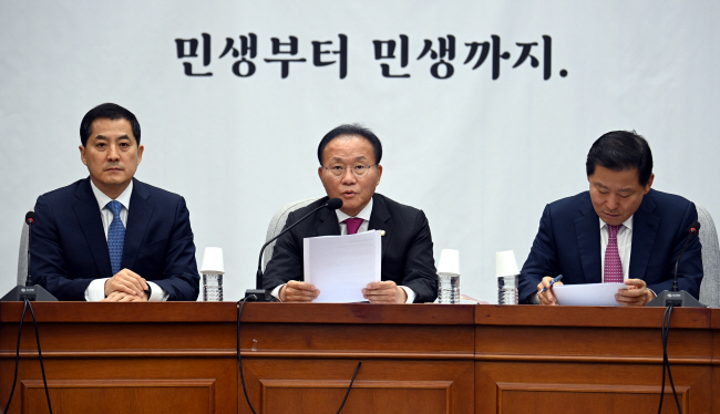 22일 오전 국회에서 열린 국민의힘 원내대책회의에 참석한 윤재옥(가운데) 원내대표가 “이재명 더불어민주당 대표 체포동의안 가결은 이제 법원에 사법 처리를 맡기고 무너진 정치를 복원해 민생을 챙기라는 국민의 준엄한 명령이 반영된 결과”라고 발언하고 있다. 사진 왼쪽은 박대출 정책위의장, 오른쪽은 이철규 사무총장.   박윤슬 기자